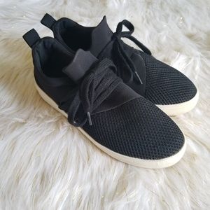 Black Tennis Shoes Size 7.5